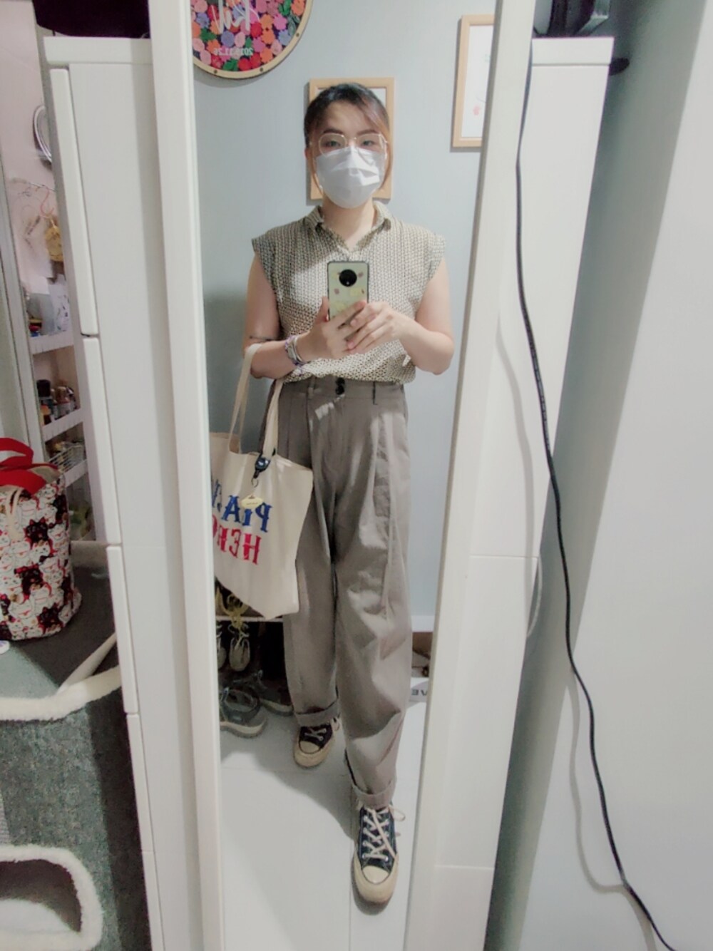 「wiwt、working style、hkgirl、September 2021、summer、grey tone、夏コーデ、微胖穿搭」｜「in a stoneのアイテム（チノパンツ、グレー系）」を使った、Yukariveraさん（レディース・164cm）の秋コーディネートの1枚目の写真