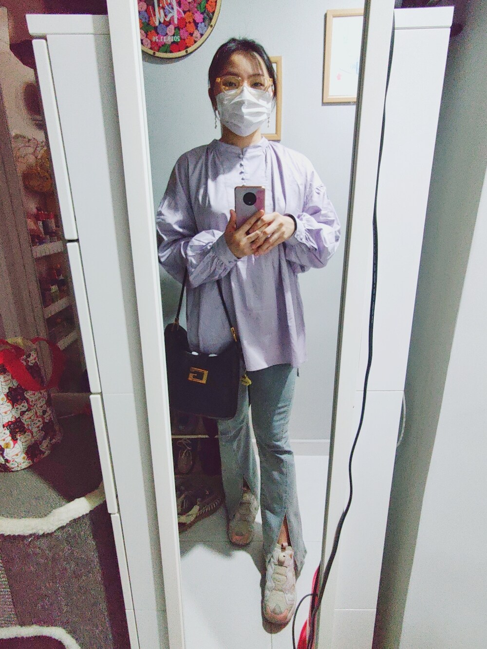 「wiwt、working style、hkgirl、March 2022、森系、粉紫色、lilac、ootd、春コーデ、spring」｜「online storeのアイテム（デニムパンツ、ブルー系）」を使った、Yukariveraさん（レディース・164cm）の春コーディネートの1枚目の写真