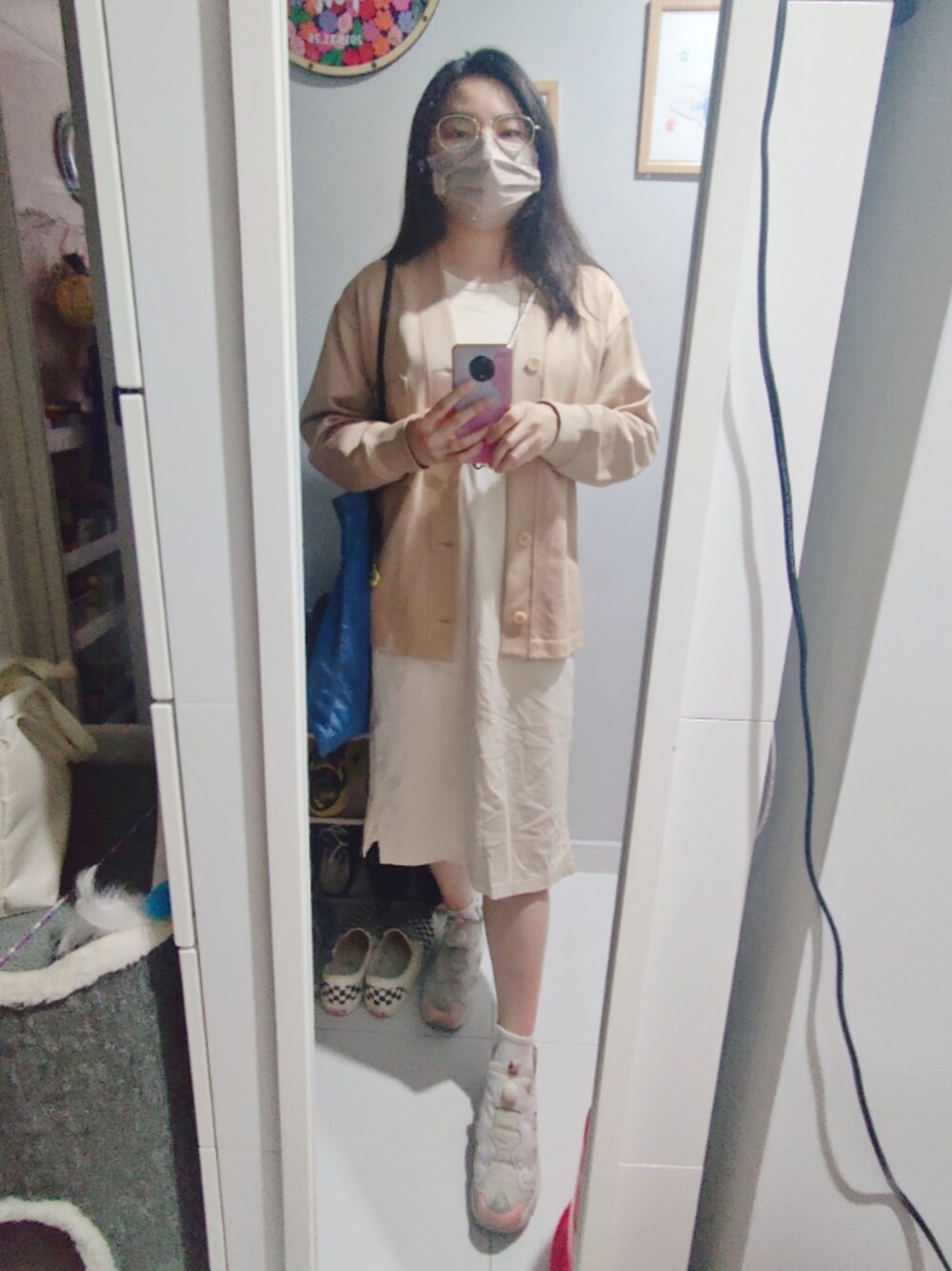 「wiwt、toneontone、beige、working style、hkgirl、November 2021、UNIQLO、秋のコーデ」｜「UNIQLOのアイテム（ジャンパースカート、ベージュ系）」を使った、Yukariveraさん（レディース・164cm）の秋コーディネートの1枚目の写真