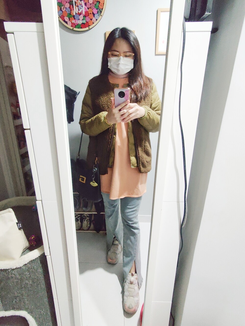「wiwt、working style、hkgirl、UNIQLO、spring、春コーデ、earthtone、Feb 2022」｜「online storeのアイテム（デニムパンツ、ブルー系）」を使った、Yukariveraさん（レディース・164cm）の冬コーディネートの1枚目の写真