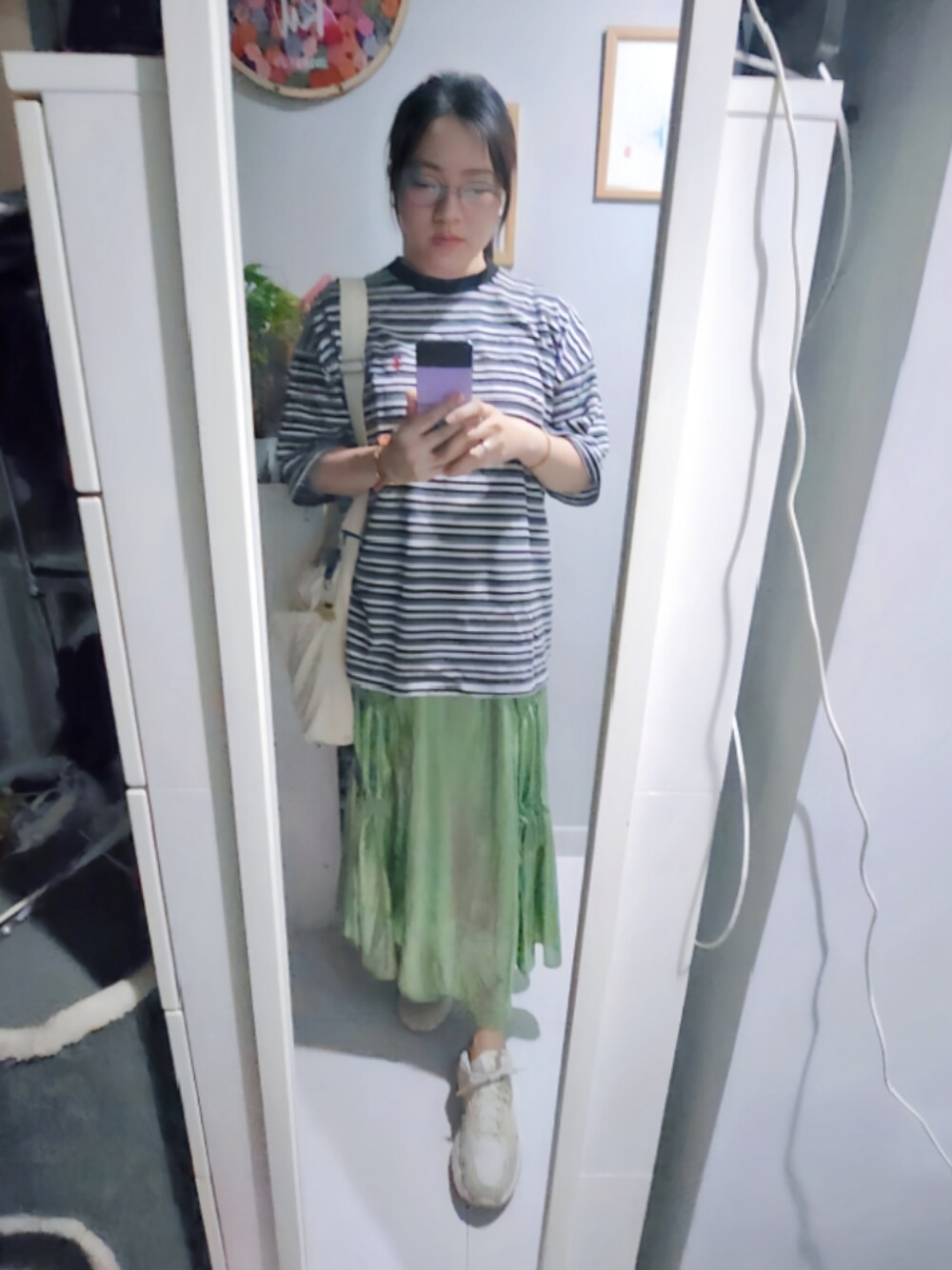 「ootd、wiwt、Friday、trif、rainyday、hkgirl、微胖穿搭、2024 July、slivergreen、WORKWEAR、working style」｜「Reebokのアイテム（スニーカー、ベージュ系）」を使った、Yukariveraさん（レディース・165cm）の夏コーディネートの1枚目の写真