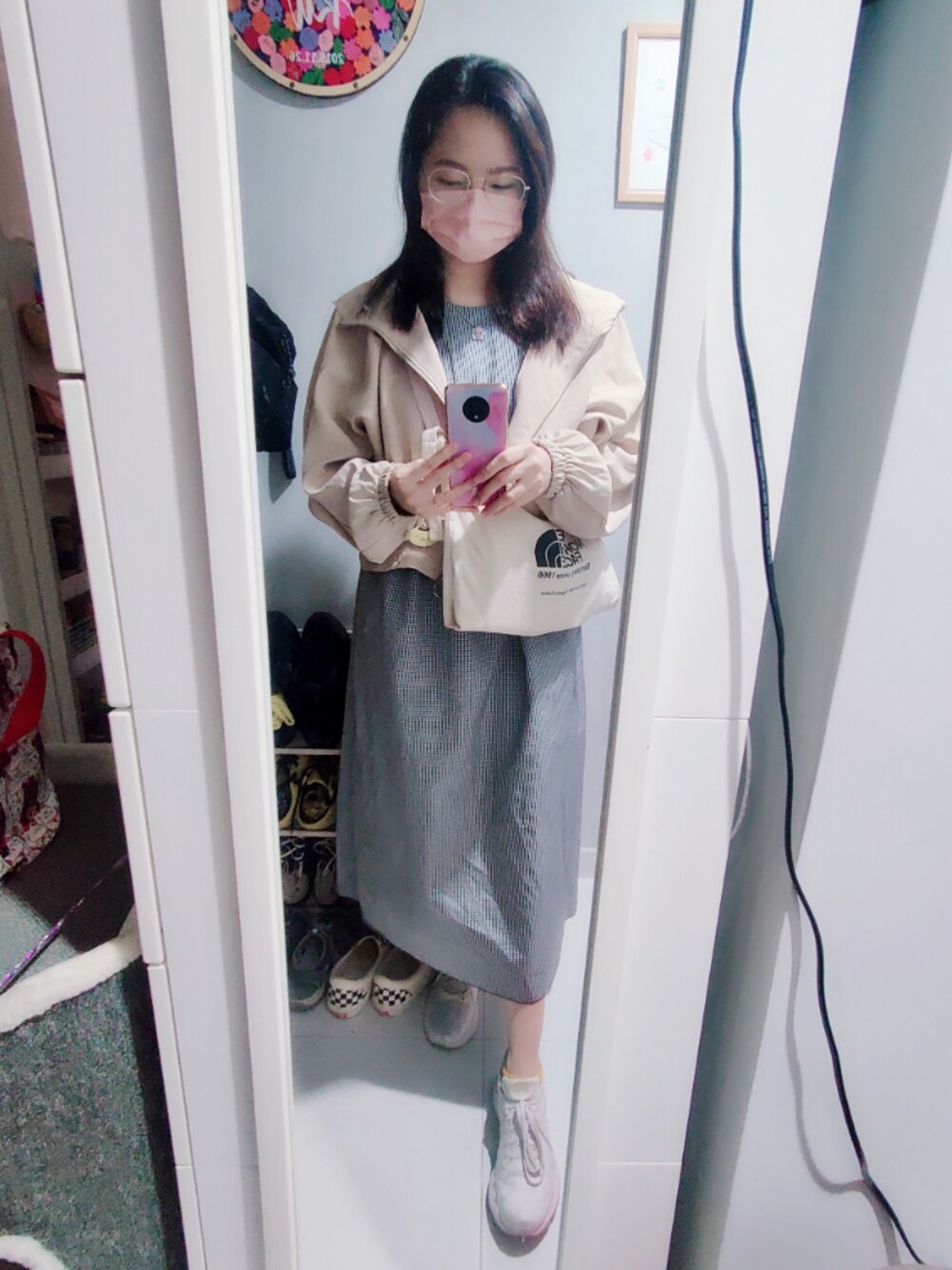 「wiwt、working style、hkgirl、December 2021、冬コーデ、香港冬天好熱呀」｜「ASICSのアイテム（スニーカー、ホワイト系）」を使った、Yukariveraさん（レディース・164cm）の冬コーディネートの1枚目の写真