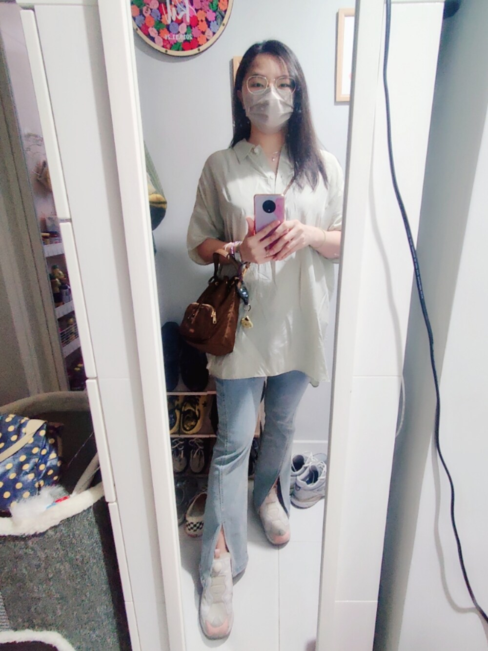 「wiwt、ootd、working style、hkgirl、November 2021、simple、秋のコーデ、quick outfit」｜「online storeのアイテム（デニムパンツ、ブルー系）」を使った、Yukariveraさん（レディース・164cm）の秋コーディネートの1枚目の写真