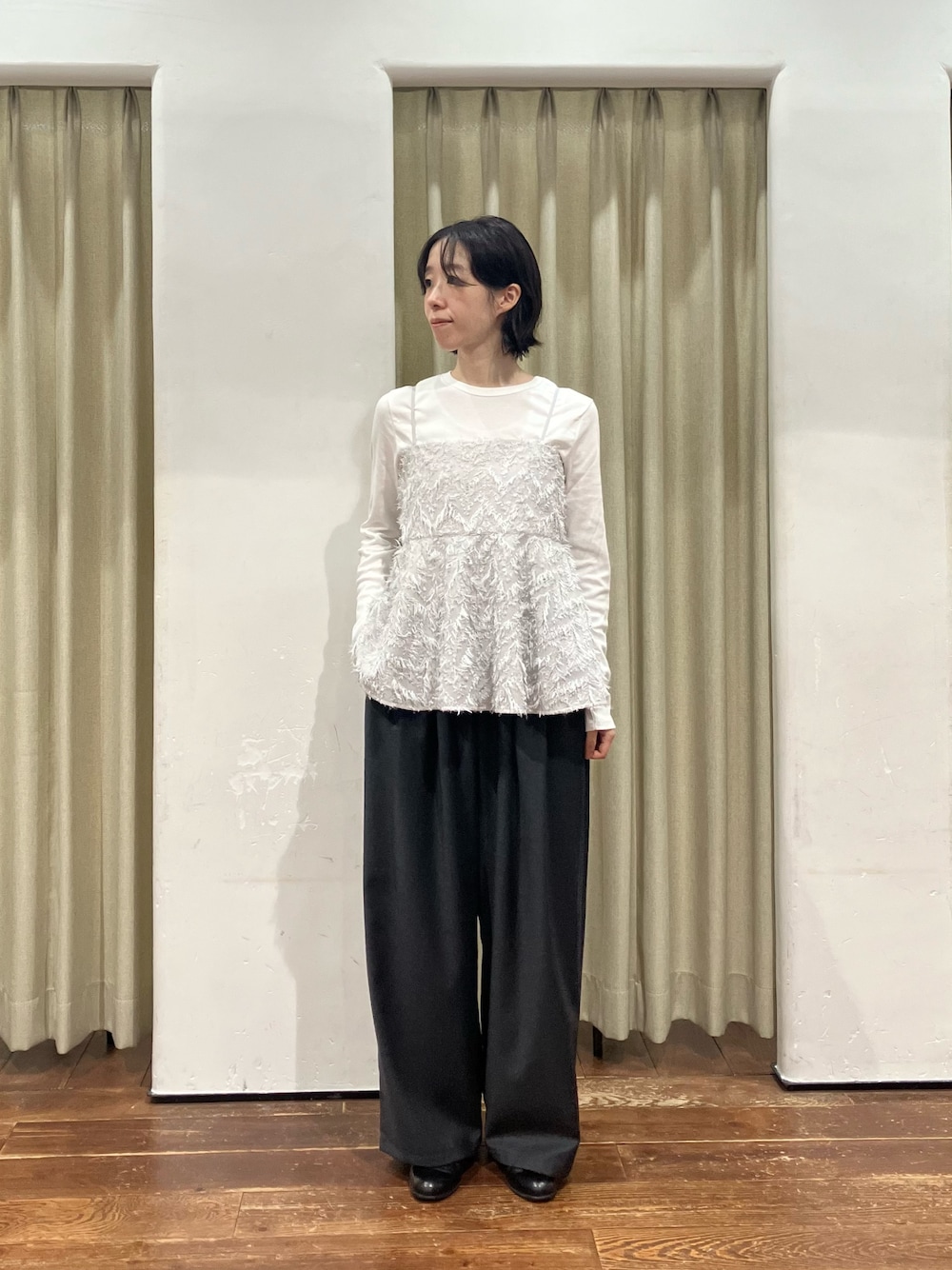 グレー系のキャミソール、ホワイト系のTシャツ/カットソー、グレー系のその他パンツを着用したレディースの秋コーディネートの1枚目の写真