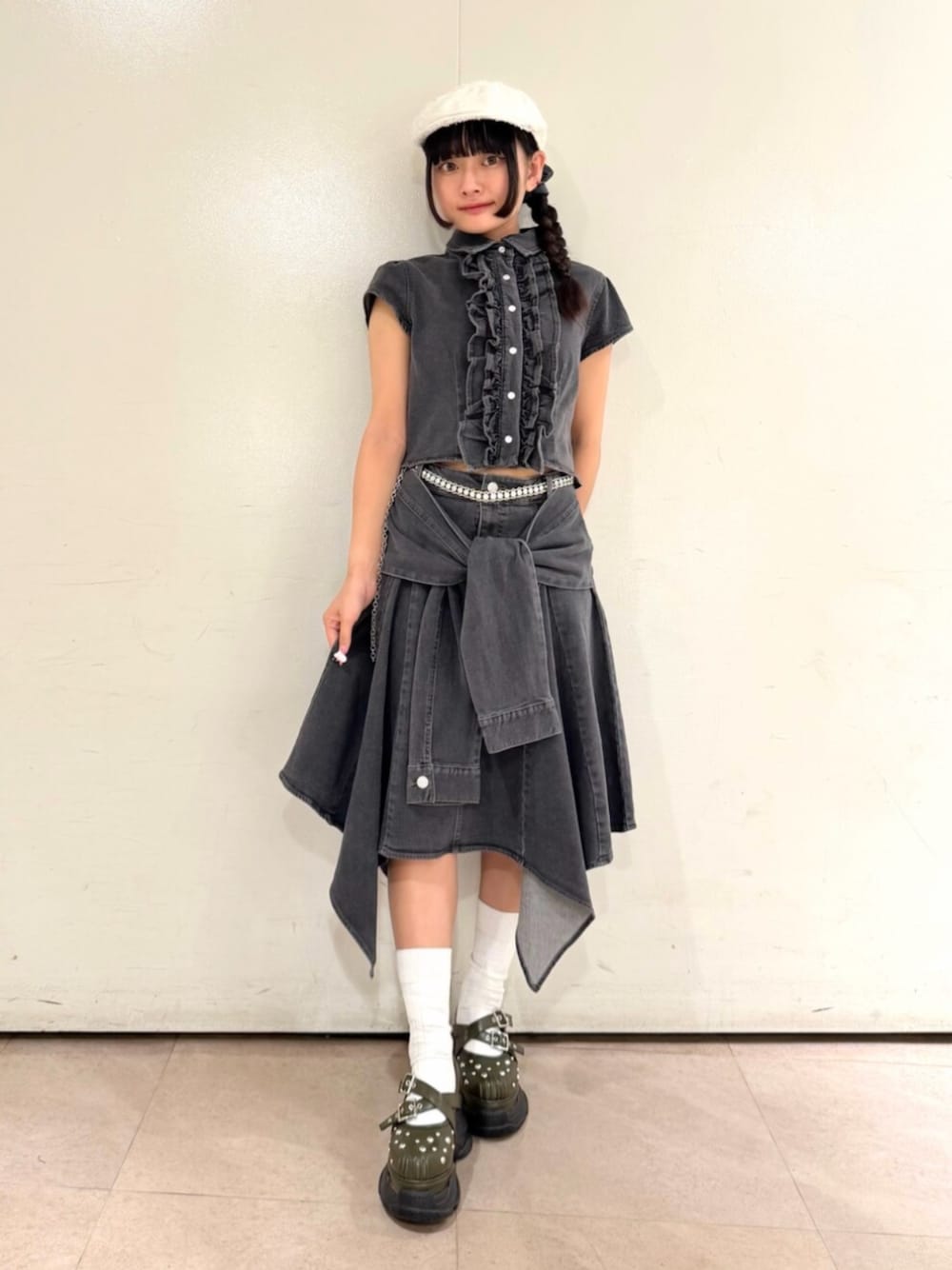 ブラック系のシャツ/ブラウス、ブラック系のスカート、ベージュ系のサンダルを着用したレディースの夏コーディネートの1枚目の写真