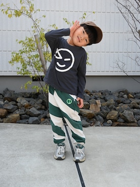 「Wynken（ウィンケン）のアイテム（Tシャツ/カットソー、グレー系）」を使った、deee🐏さん（キッズ・90cm）の春コーディネート