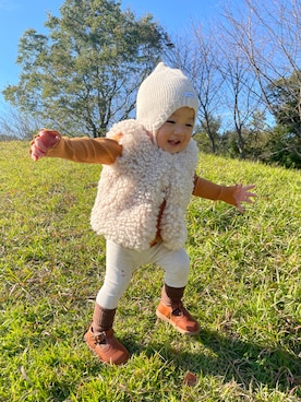 「pamieのアイテム（ベスト、ホワイト系）」を使った、mukuさん（キッズ・100cm）の春コーディネート