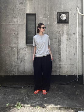 「NEONSIGN（ネオンサイン）の【Pre order】【EXCLUSIVE】NEONSIGN Wide tech slacks（スラックス、ブルー系）」を使った、天音さん（レディース・175cm）の夏コーディネート