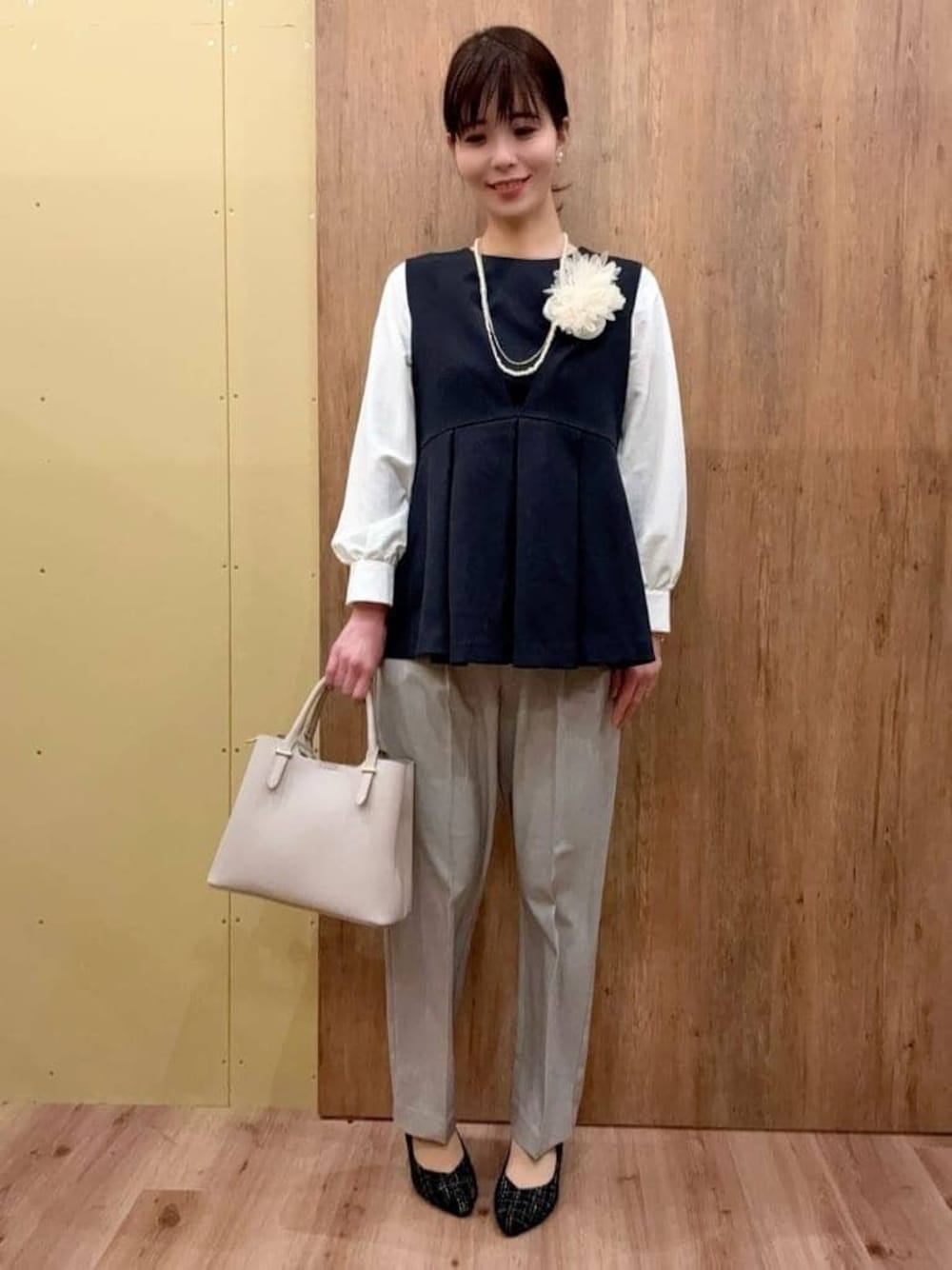 ブラック系のパンプス、グレー系のその他パンツ、ブルー系のシャツ/ブラウスを着用したレディースの冬コーディネートの1枚目の写真