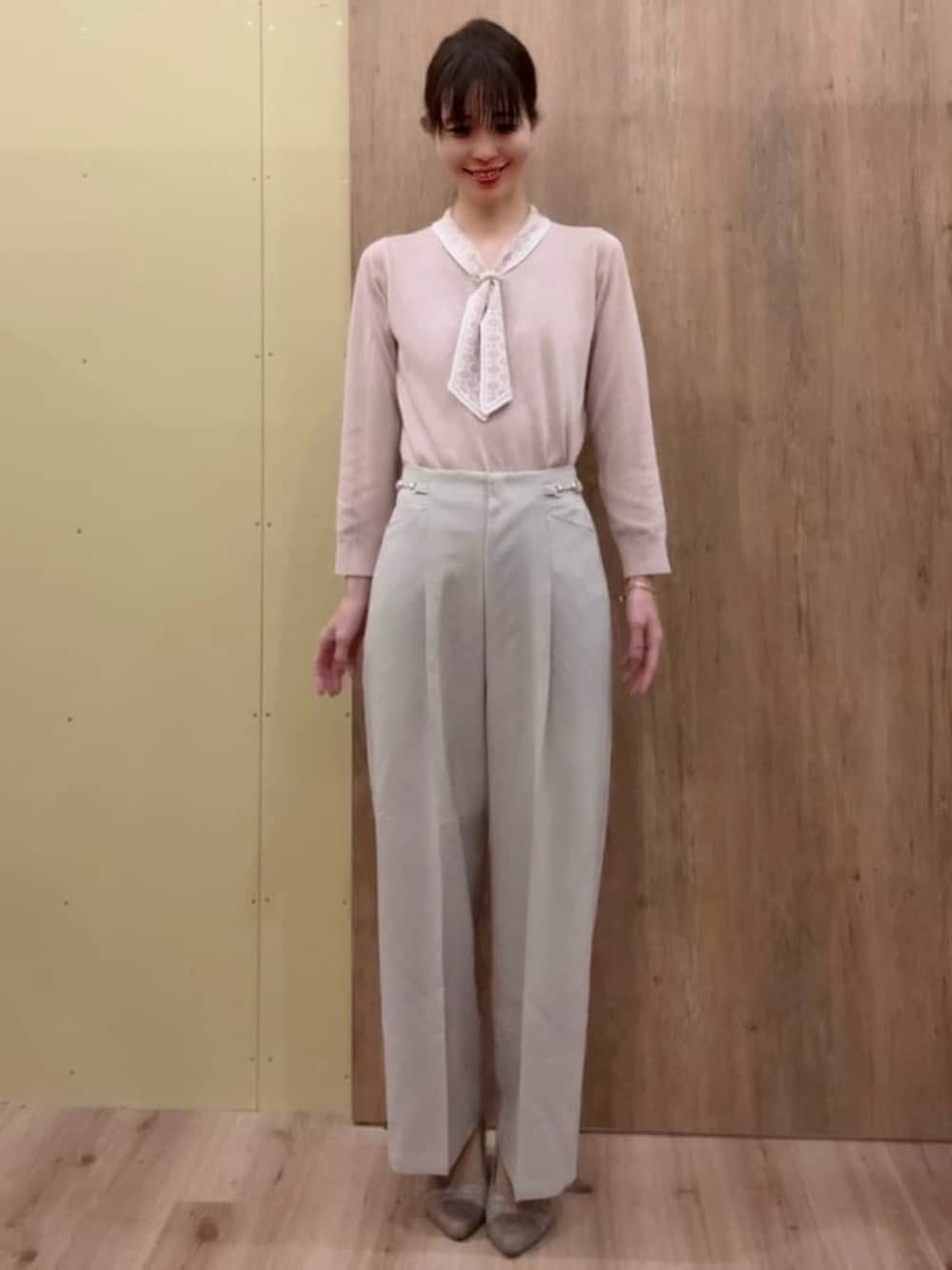 ブラウン系のパンプス、ベージュ系のその他パンツ、ピンク系のニット/セーターを着用したレディースの春コーディネートの1枚目の写真