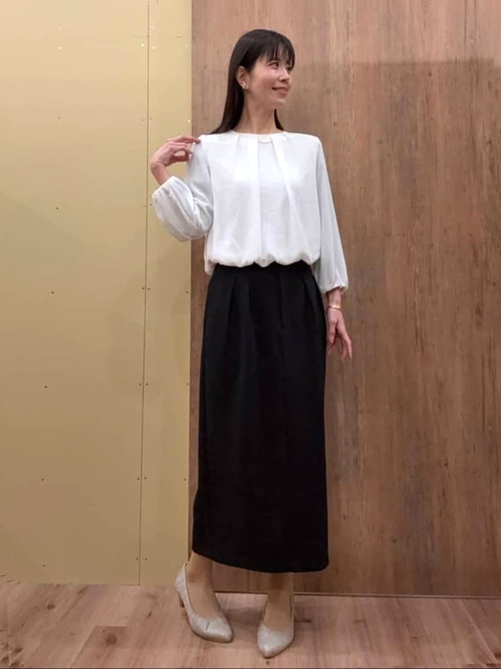 ベージュ系のパンプス、ホワイト系のシャツ/ブラウス、ブラック系のスカートを着用したレディースの春コーディネートの1枚目の写真
