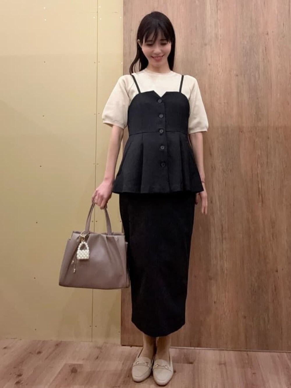 ベージュ系のパンプス、ブラウン系のトートバッグ、ブラック系のシャツ/ブラウスを着用したレディースの春コーディネートの1枚目の写真