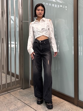 「MURUA（ムルーア）のカーブカットワークデニム（デニムパンツ、ブラック系）」を使った、佐々谷玲央さん（レディース・168cm）の春コーディネート