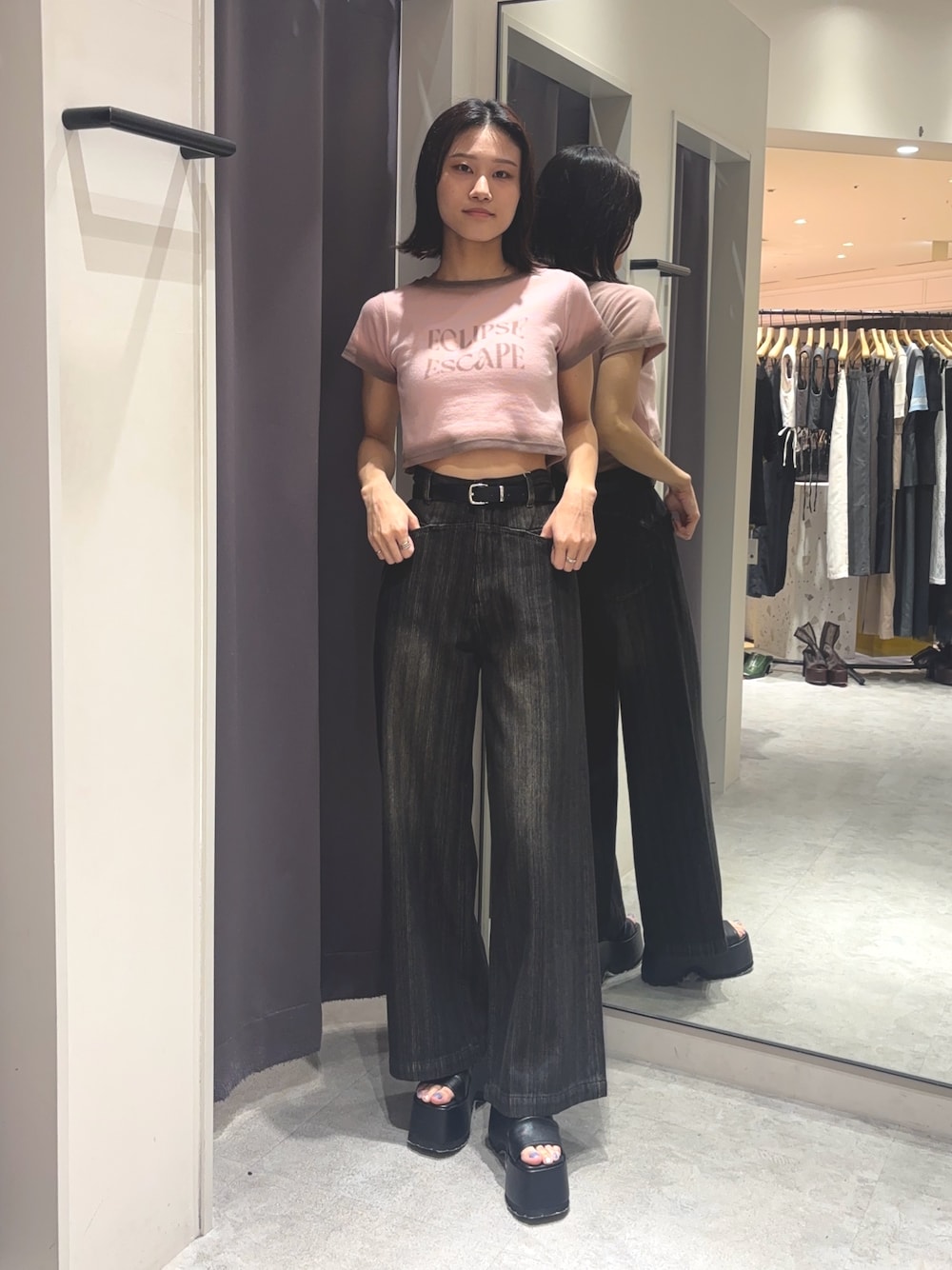ピンク系のTシャツ/カットソー、ブラック系のデニムパンツ、ブラック系のブーツを着用したレディースの夏コーディネートの1枚目の写真