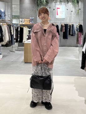 「LEPSIM（レプシィム）のデニムBIGスナップボタンシャツ　1023546（シャツ/ブラウス、ピンク系）」を使った、Michiさん（レディース）の秋コーディネート