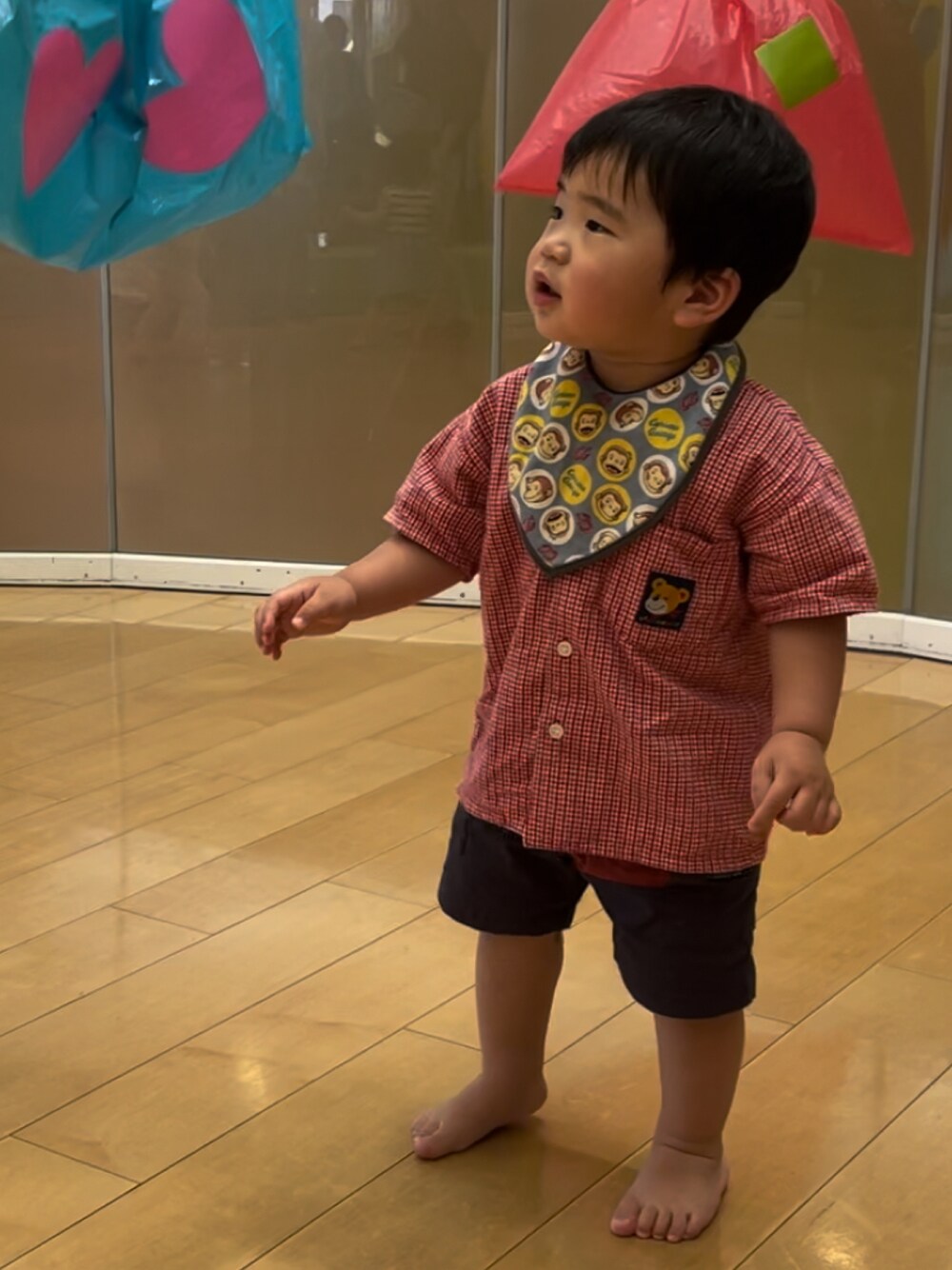「プチプラ、おとこのこ、シャツスタイル、2歳」｜「赤ちゃん本舗のアイテム（スタイ/よだれかけ、ブルー系）」を使った、AMANE さん（キッズ・80cm）の夏コーディネートの1枚目の写真