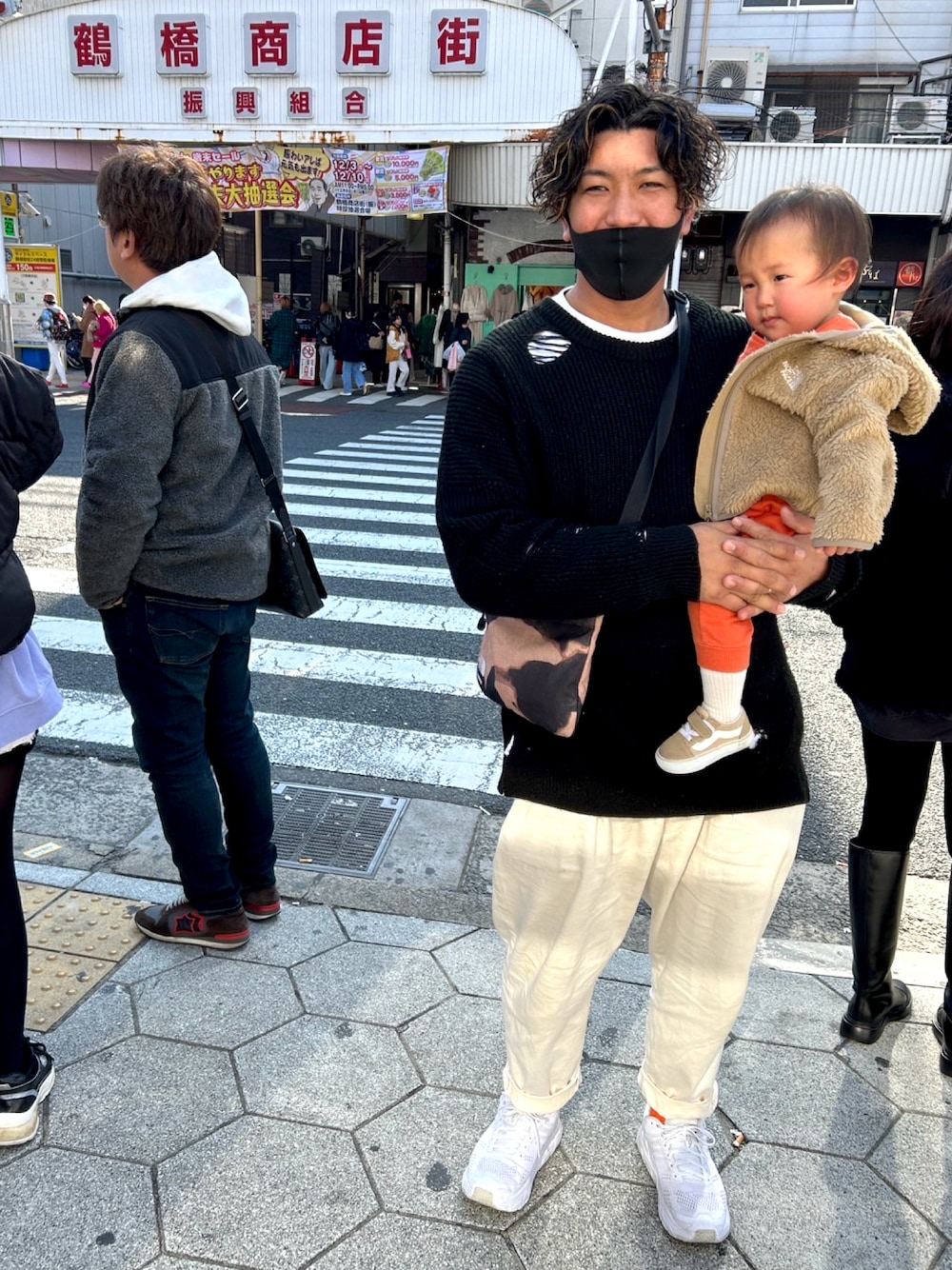 「お洒落さんとつながりたい、秋冬コーデ、ダメージニット、NEIGHBORHOOD、NHOLLYWOOD、ホカオネオネ、オレンジ、白パンツ、ノースフェイス」｜「NEIGHBORHOODのアイテム（ニット/セーター、ブラック系）」を使った、Ryuさん（メンズ・172cm）の冬コーディネートの1枚目の写真