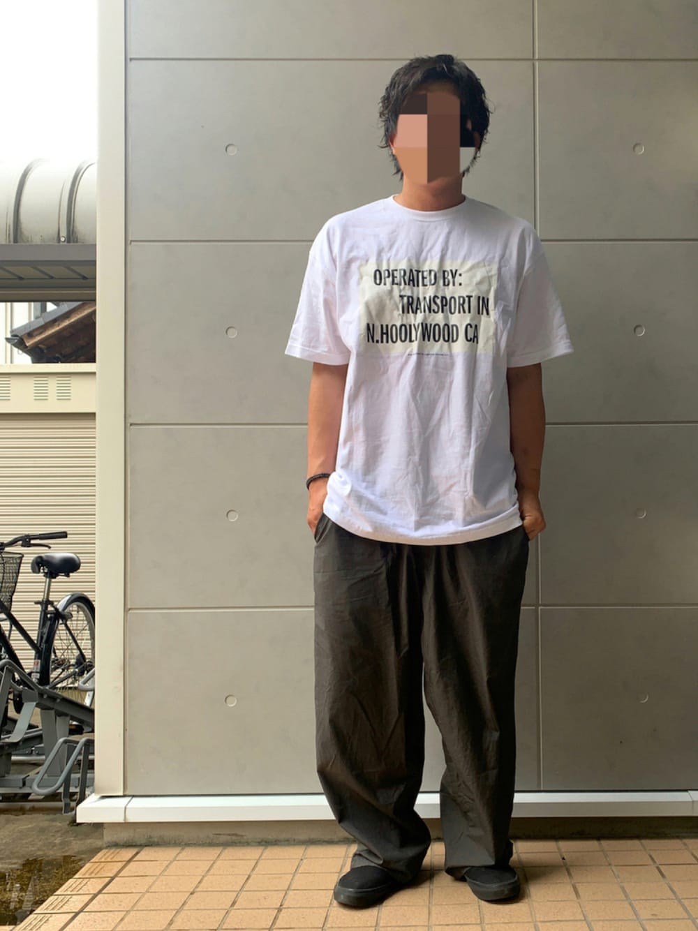 「リラックススタイル、お洒落さんとつながりたい、N.HOOLYWOOD、大人ストリート、グラフペーパー、VANS、スリッポン、ワイドパンツ、白Tシャツ、COOLなこのコが仲間入り」｜「N.HOOLYWOODのSPRING2021 SHORT SLEEVE T-SHIRT（Tシャツ/カットソー、ホワイト系）」を使った、Ryuさん（メンズ・172cm）の夏コーディネートの1枚目の写真