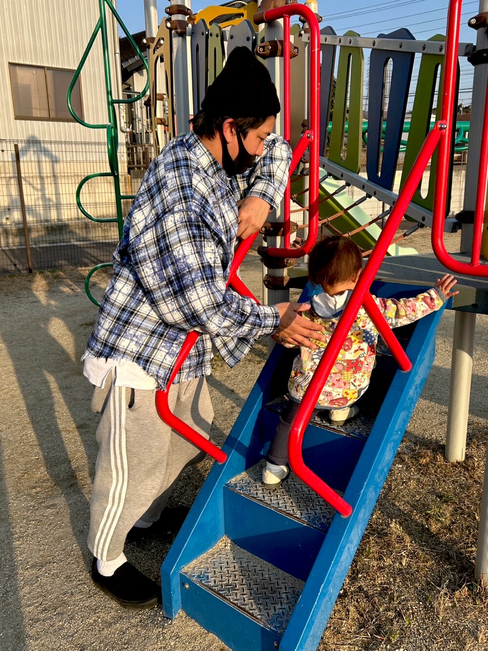 「春ファッション、休日スタイル、ネルシャツ、スウェットパンツ、supreme、adidas originals、公園、エーフォーエー、シャツスタイル、ニット帽」｜「Supreme のアイテム（ニットキャップ/ビーニー、ブラック系）」を使った、Ryuさん（メンズ・172cm）の春コーディネートの1枚目の写真