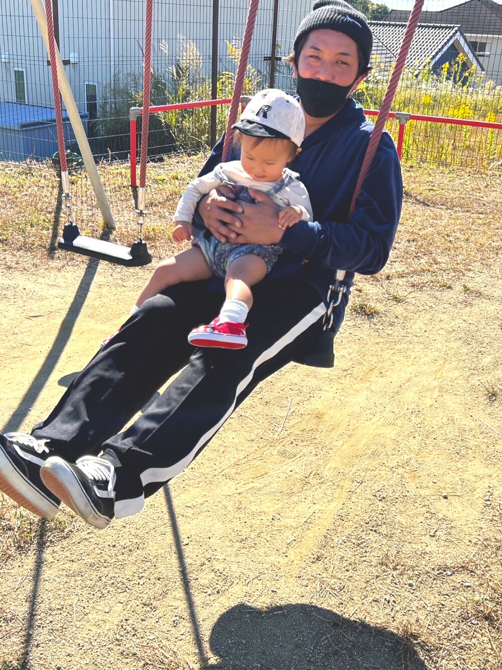 「秋コーデ、シンプルコーデ、散歩、おしゃれさんと繋がりたい、パーカー、トラックパンツ、ロンハーマン #rhc #ronherman、グラフペーパー、VANS、supreme」｜「Supreme のアイテム（ニットキャップ/ビーニー、ブラック系）」を使った、Ryuさん（メンズ・172cm）の秋コーディネートの1枚目の写真