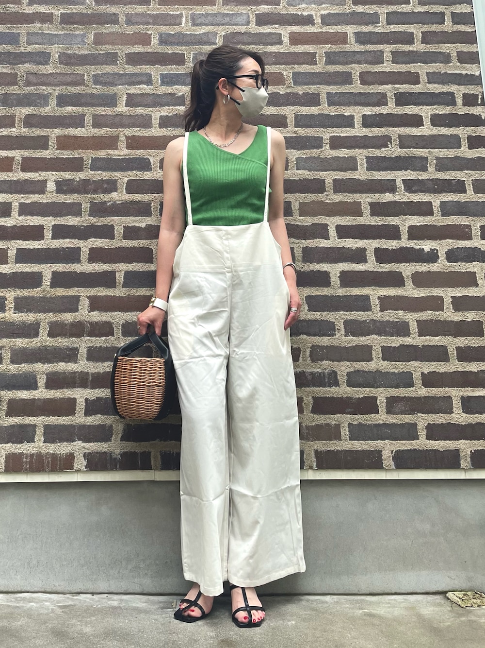ホワイト系のサロペット/オーバーオール、ブラック系のサンダルを着用したレディースの春コーディネートの1枚目の写真