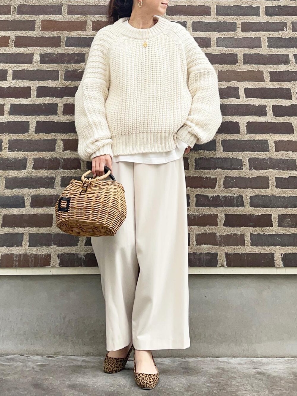 ホワイト系のニット/セーター、ホワイト系のその他パンツ、その他のバレエシューズを着用したレディースの冬コーディネートの1枚目の写真