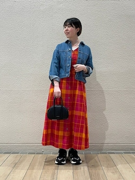 「チェックワンピース」｜「アイテム（デニムジャケット）」を使った、久富さん（レディース・161cm）の春コーディネート