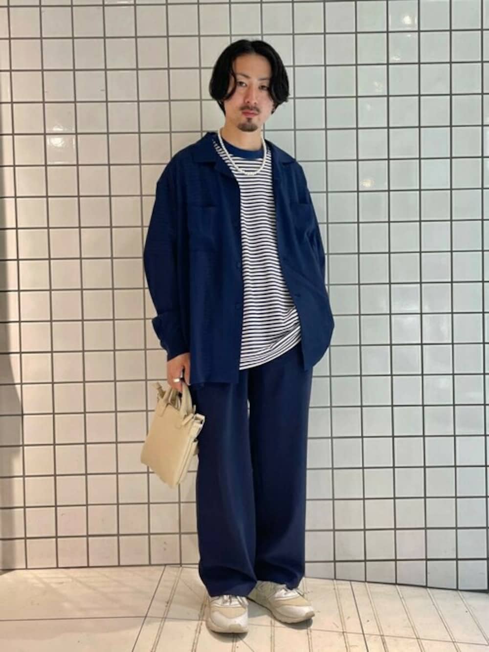 ブルー系のシャツ/ブラウス、ブルー系のスラックス、ブルー系のTシャツ/カットソーを着用したメンズの春コーディネートの1枚目の写真