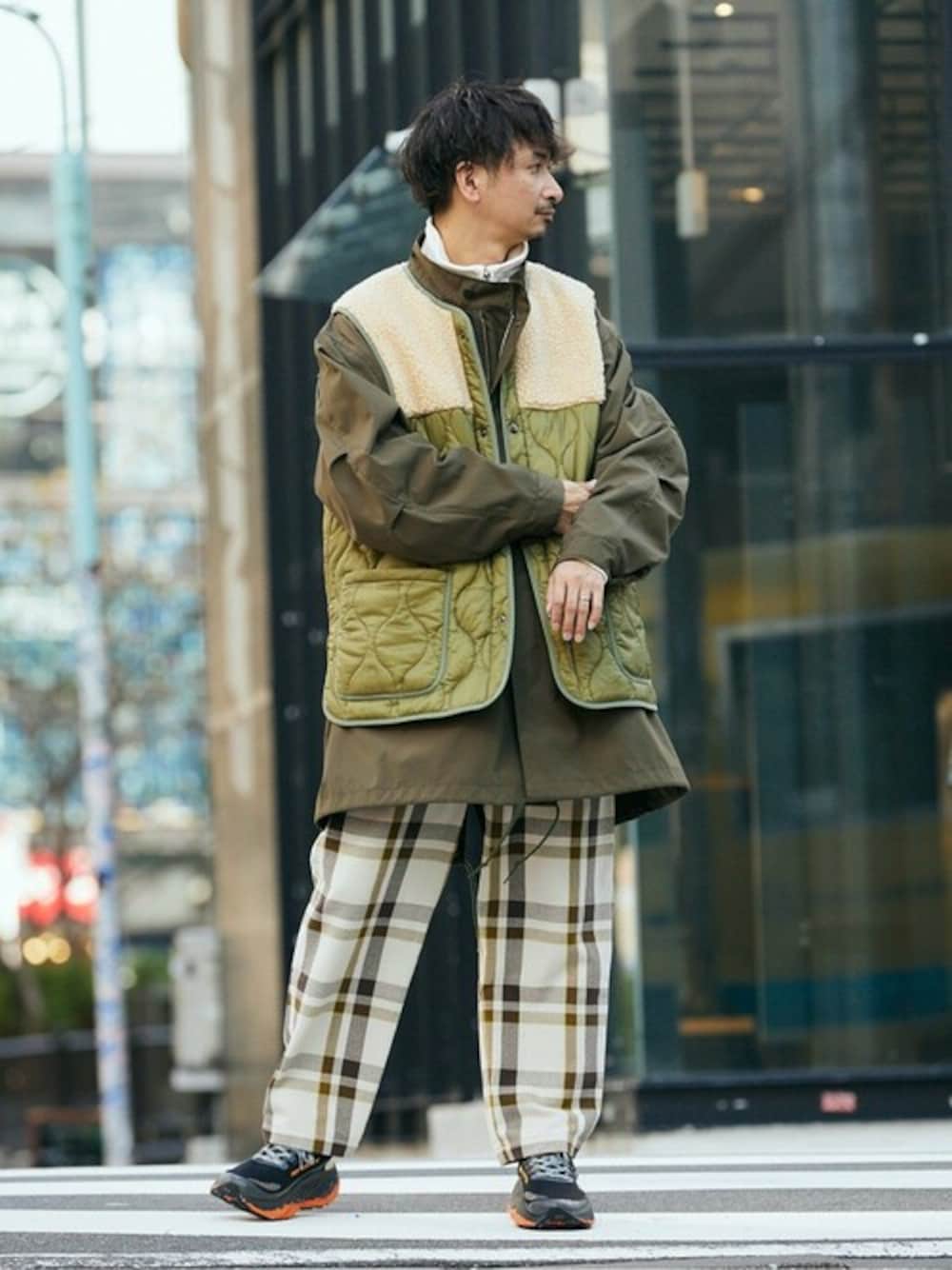 「モッズコート、ミリタリー、New Balance、レイヤードスタイル、オーバーサイズ、チェックパンツ、キルティングジャケット、メンズファッション、40代ファッション、マルチウェイ」｜「JOURNAL STANDARD relumeのCALIFORNIA 3way モッズコート（モッズコート、グリーン系）」を使った、enoさん（メンズ・174cm）の秋コーディネートの1枚目の写真