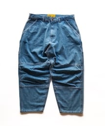 FAT | 程よい肉感の12.5ozデニムを使用したダブルニーペインターパンツ。ヒップから膝にかけてボリュームを持たせたワイドシルエットに加え、ジャストレングスで仕上げはどんなスニーカーとも絶妙なバランスで合わせられます。また、F.A.T. ならではのドローコードを備えているためイージーパンツとして着用可能、両サイド背面に配したハンマーループを付けるなどこだわった1本。(デニムパンツ)