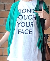 6JUMBOPINS | 顔にさわるなTシャツ① ホワイト×ネイビー(Tシャツ/カットソー)