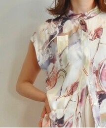 ANGELINA | 京都のデザインアトリエにて作成されたオリジナル柄。 手描きの水彩画を作成した後に、繊細なラインやタッチを切り張りしてバランスを見ながら配置。 シンプルなストレートラインのスッキリとしたシルエット。 ワンピース風にも、 前を開けて羽織りとしても着れる。 サイドスリットで軽やかな足さばき。(ベスト)