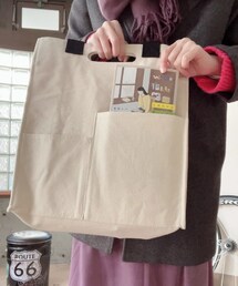 トートバッグの裏 | 漫画の単行本や文庫本がさっと入る大きさのポケットがついてます🎶(本)