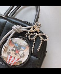 niko and... | シルバーのコード(ニコアンド)／リボン(Seria)／グレムリンのミラーが入ったチャームポーチ(DAISO)(キーケース/キーアクセサリー)