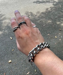 LIWLE | 中指:LIWLEのレザーリング、小指・人差し指:カレンシルバー、NL/ニールのブレスレット(リング)