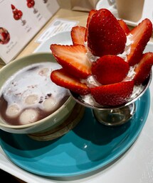 堀内果実園🍓 | 梅田グランフロントの堀内果実園で。おしることフルーツのセット。🍓は奈良の古都華。祝日で混んでて、久々に会う友人と喋りながら1時間待って店に入れた😅古都華美味しかったです🙆♀️(その他)