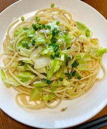 旦那メシ🍝 | 夫が作った、キャベツ、ちりめんじゃこ、ネギ…味付けは、塩胡椒と和えるパスタドレッシングだけのシンプルパスタ🍝普通にお店のパスタみたいに美味しかった👀(その他)