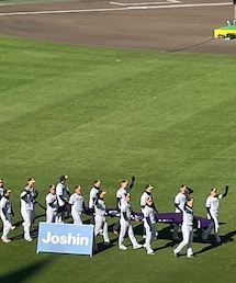 🚩を持つ選手達 | ファン感スタートしてから、ぐるっと外野を一周する選手達。リーグ優勝、日本一の感動を有難う。(アウトドア/スポーツ)