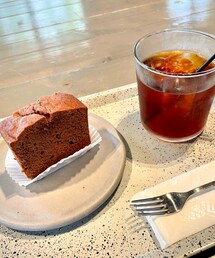 チョコシフォンと☕️ | アイス水出しコーヒーとチョコシフォンケーキ。コーヒーは酸味強めエチオピア産の豆。シフォンケーキはカカオの味がしっかりしてコクが有り👌(その他)