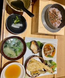 五穀米の和定食🍚 | 幼馴染とモールへ🚃🚙。昼ごはん何食べようか2人でめちゃくちゃ迷って、和定食に決定☝️五穀米も天ぷらも焼き魚も美味しかったし、ボリューミーでした👀(その他)