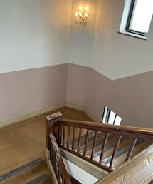 味のある階段 | 昭和生まれの自分は、昔の小学校の旧校舎の階段を懐かしく思い出してしまった😌匂いも近いような。(その他)