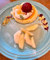 パンケーキ&🍑 | 季節限定🍑を添えたふわふわパンケーキ。上に乗ってるラズベリーシャーベットも美味しい✨(その他)