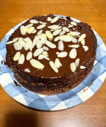 チョコレートケーキ🍫 | 電子レンジで簡単に作れる‼️チョコケーキ🟤チョココーティングの上からアーモンドスライスをトッピング。(その他)