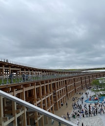 大屋根リングを登る時 | エスカレーターで上がる途中。曇り空でした。(その他)