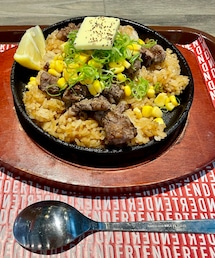 サイコロステーキピラフ🍽️ | 幼馴染の友と久々にランチ。ガーリックが少し効いたサイコロステーキピラフ🥩何食べようかまあまあ悩んで結局同じ物注文してました笑(その他)
