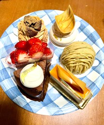 ケーキ6種🍰✨ | 隣町のかなり凝ってて美味しいケーキ勢揃いのお店の🍰。誕生日に家族で分けて食べました🤤(その他)