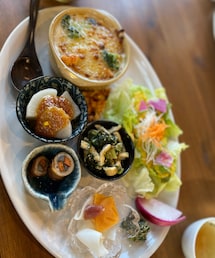 お野菜多めランチ🍚 | 昨年末に友達が誘ってくれた、地元の和風カフェの日替わりランチ。どのおかずも美味しく、特にエビとブロッコリーのグラタンが気に入った✨カブと柿の漬け物も食べやすく良かった👌(その他)