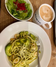 🍤と🥑のパスタ | 久々にプロント☕️で食べたパスタ🍝ホットカフェオレと。昔休憩中によくプロント行ってた時期がある☕️🍝まだスタバとか殆ど無かった頃。(その他)