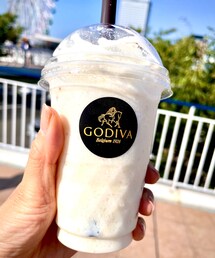 GODIVA⚪️🟤 | ミルクショコリキサー？みたいな名前だった。見えてないけど、チョコチップかかってて、中にも混ざってます🍫(その他)