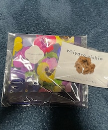 miyaco nishio | プレゼント🎁の花柄🌼のパッケージの中はこちら。花柄スカーフと胡桃色のスカーフ留め✨(バンダナ/スカーフ)